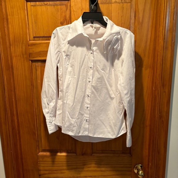 River Island Women's Button Front Shirt with Flower Accent in White Size 2 - Picture 2 of 6